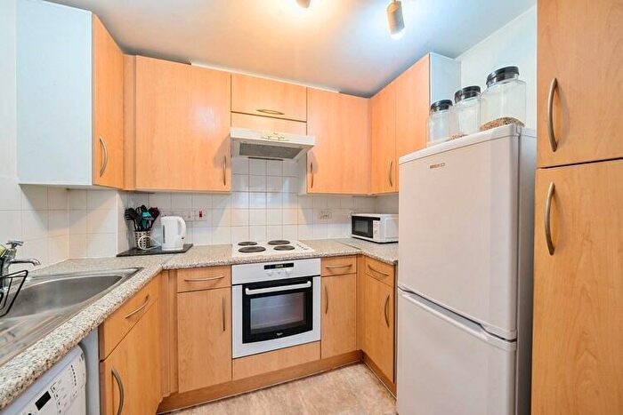 2 Bedroom Flat For Sale In Kingsoak House, Woking, Surrey, GU21