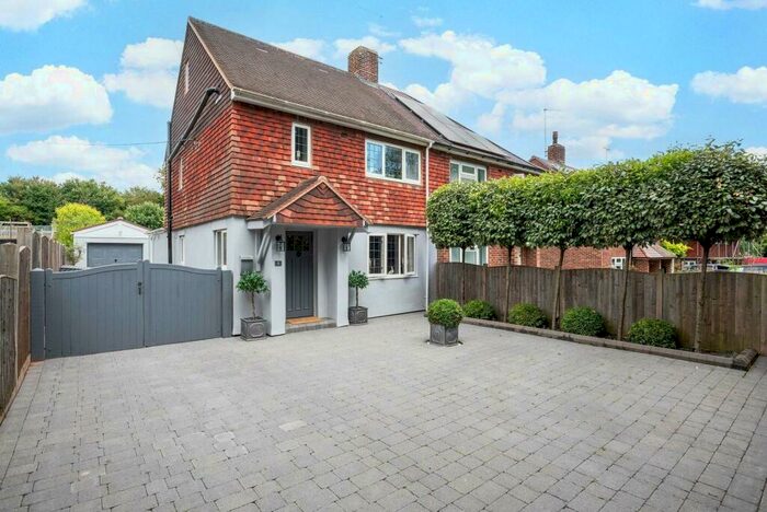 3 Bedroom Semi-Detached House For Sale In Hays Mead, Luddesdown, DA13