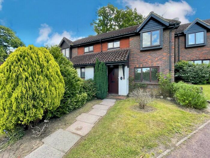 3 Bedroom Semi-Detached House To Rent In Padbrook, RH8