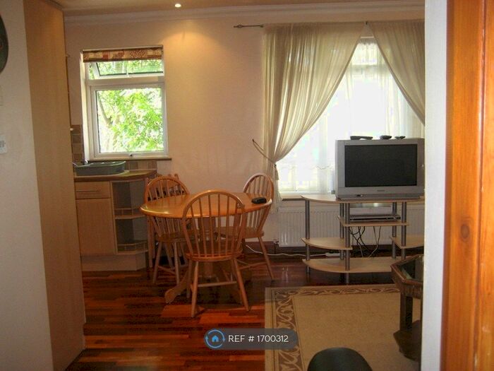 2 Bedroom Flat To Rent In Alyth Gd, London, NW11