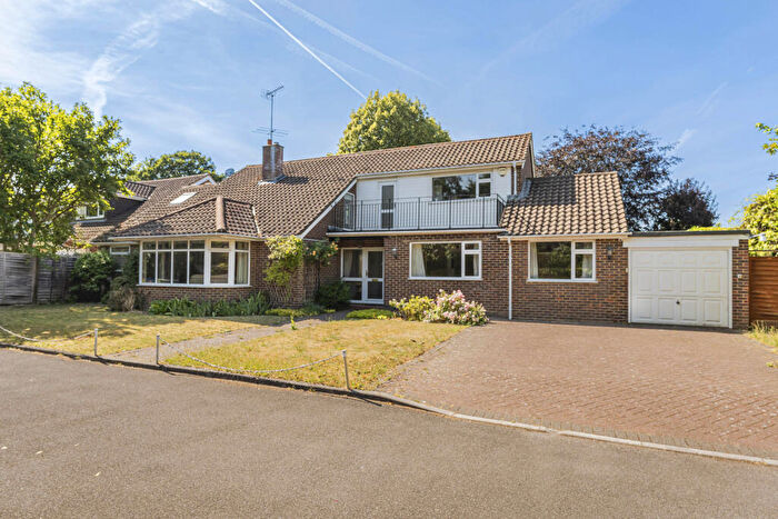 4 Bedroom Detached House For Sale In Woodlawn Grove, Woking, Surrey, GU21