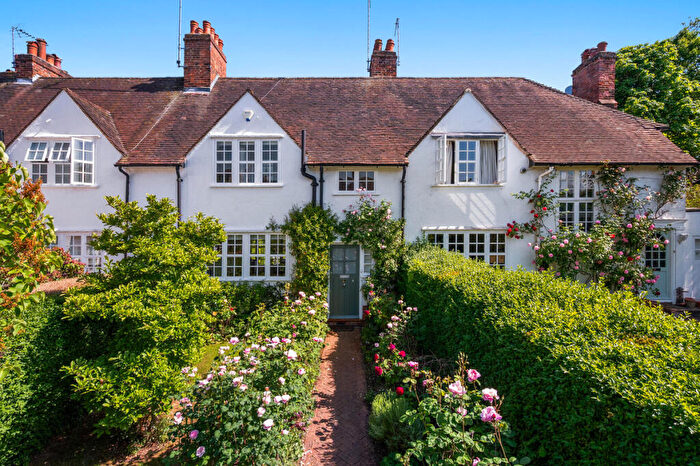 3 Bedroom Cottage For Sale In Woodside, London, NW11