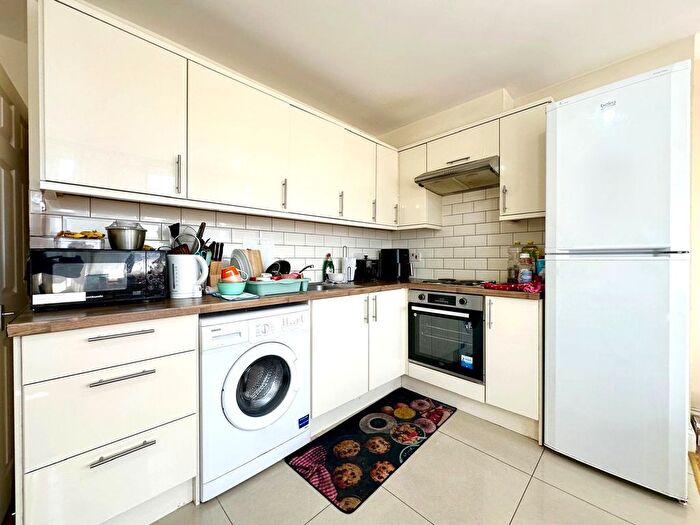 4 Bedroom Flat To Rent In Olney Road, Kennington, London, SE17