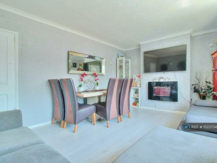 2 Bedroom Flat To Rent In Sheringham Avenue, Romford, RM7