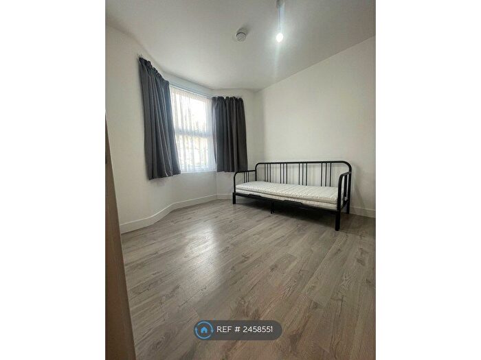 Studio To Rent In Hinton Road, London, N18