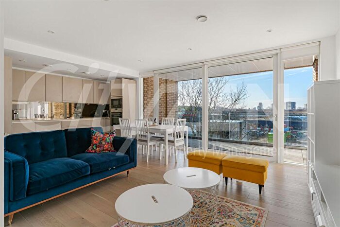 3 Bedroom Flat To Rent In Claremont House, - Quebec Way, London, SE16