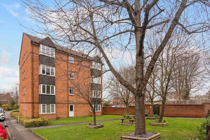 Studio To Rent In Saxon Close, Surbiton, KT6
