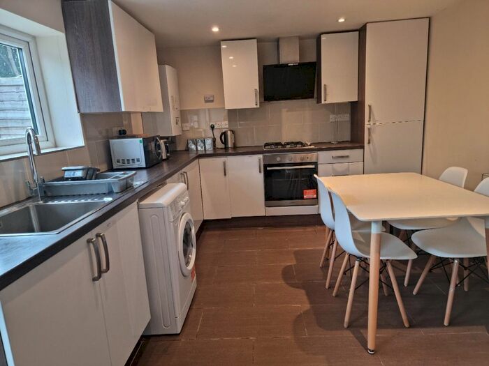 5 Bedroom Semi-Detached House To Rent In Cowley Road, Oxford OX4