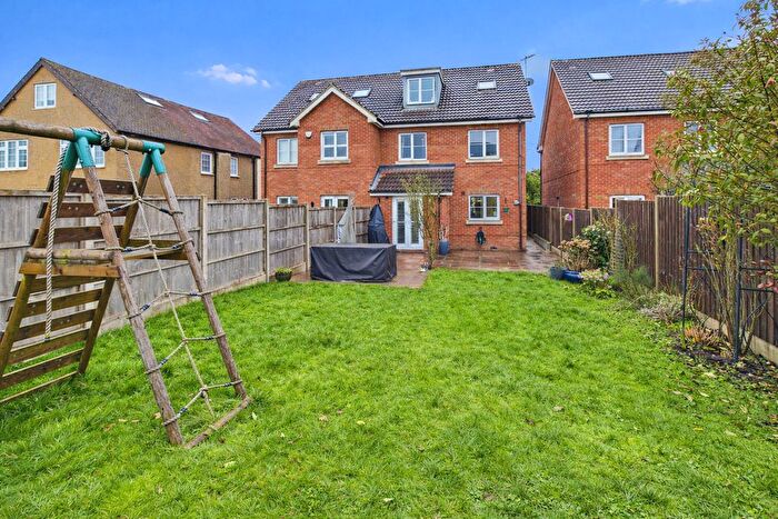 4 Bedroom Semi-detached House For Sale In Adeyfield Road, Hemel Hempstead Hemel Hempstead, HP2