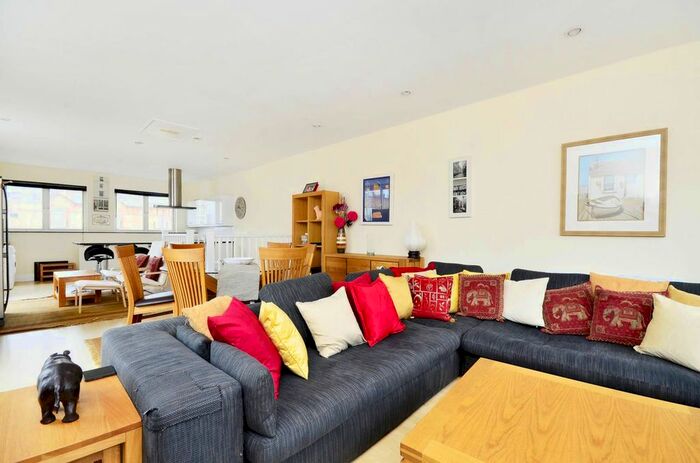 2 Bedroom Flat To Rent In Point Pleasant, Wandsworth, London, SW18