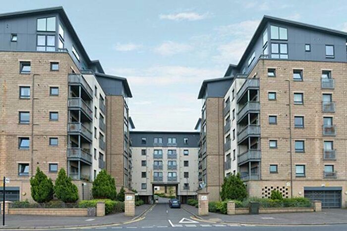 3 Bedroom Flat To Rent In Hawkhill Close, Edinburgh, City Of, EH7