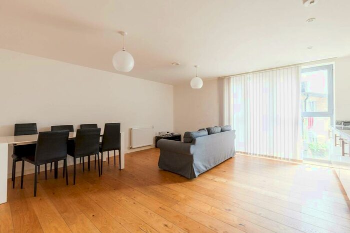 2 Bedroom Flat To Rent In Fulneck Place, Stepney, London, E1