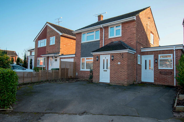 3 Bedroom Link Detached House For Sale In Elizabeth Close, Henley-on-Thames, RG9