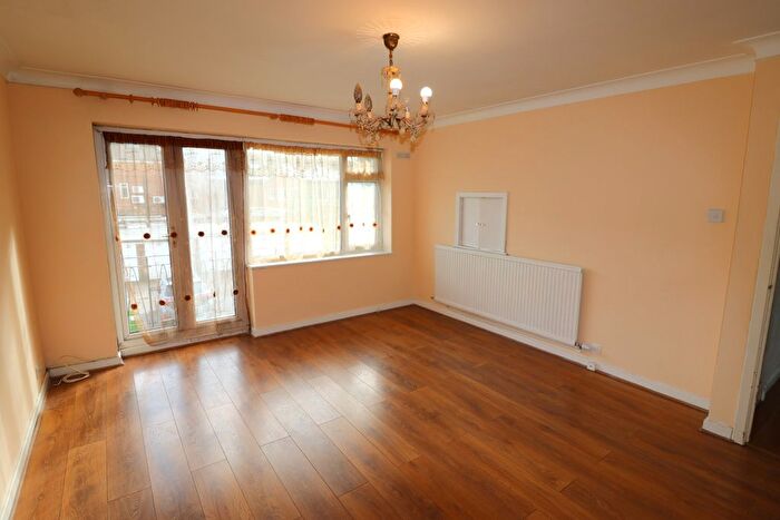 2 Bedroom Flat To Rent In Snakes Lane West, Woodford Green, IG8
