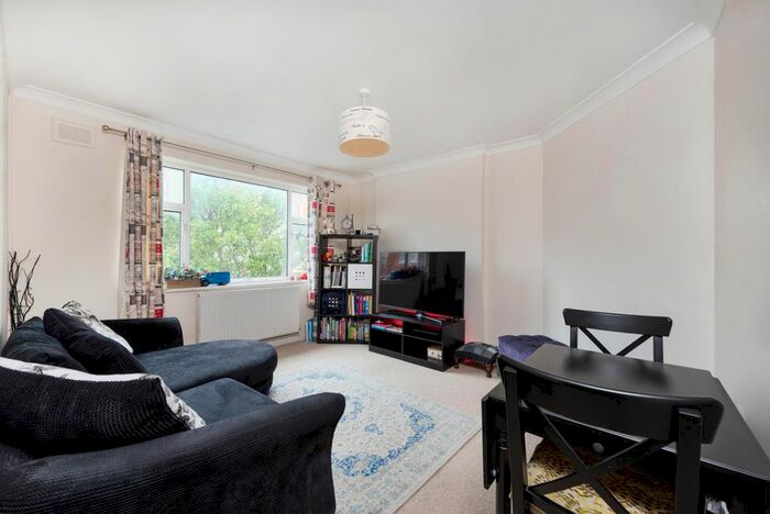 2 Bedroom Flat To Rent In Dafforne Road, London, SW17