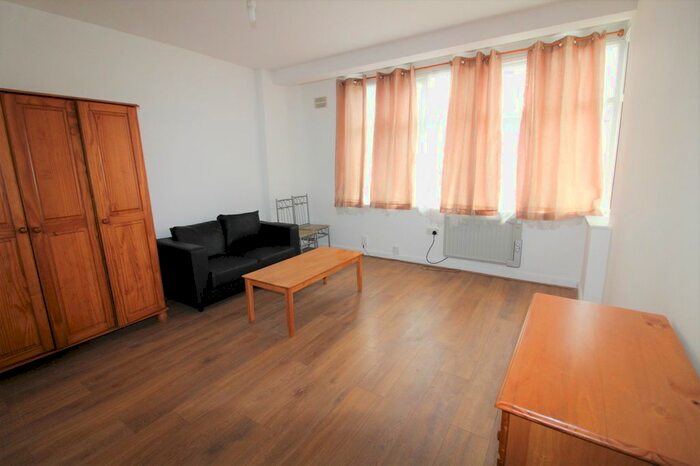 Studio To Rent In Medesenge Way, Palmers Green, N13