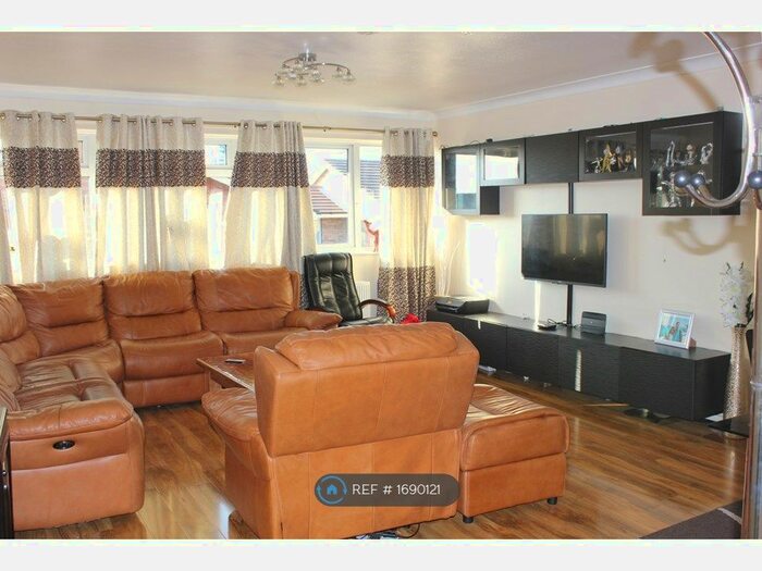 2 Bedroom Flat To Rent In Christchurch Park, Sutton, SM2