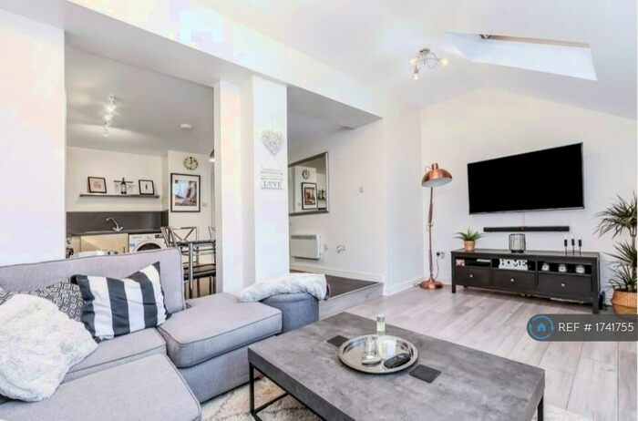 1 Bedroom Flat To Rent In Slipshatch Road, Reigate, RH2