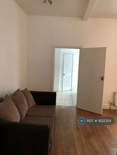 2 Bedroom Flat To Rent In Bush Road, London, SE8