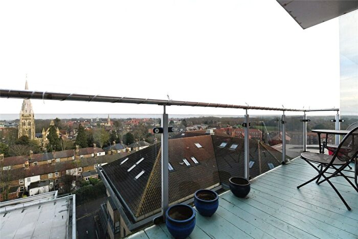 2 Bedroom Flat For Sale In New Road, Brentwood, Essex, CM14