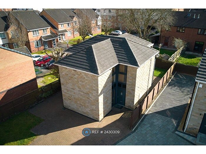 4 Bedroom Detached House To Rent In The Bungalows, Leeds, LS15