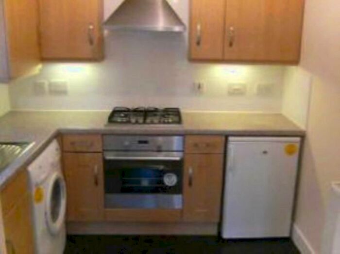 2 Bedroom Flat To Rent In Sandhill Close, Bradford BD8
