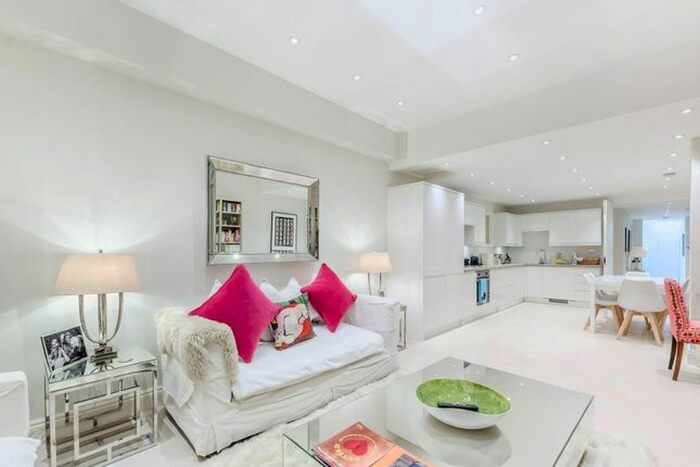 3 Bedroom Flat To Rent In Sloane Gardens, Sloane Square, London, SW1W