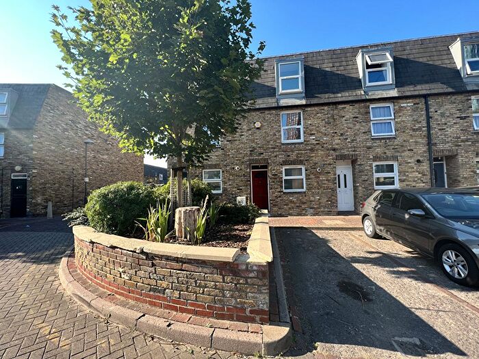 4 Bedroom Town House To Rent In Walton Close, London, SW8