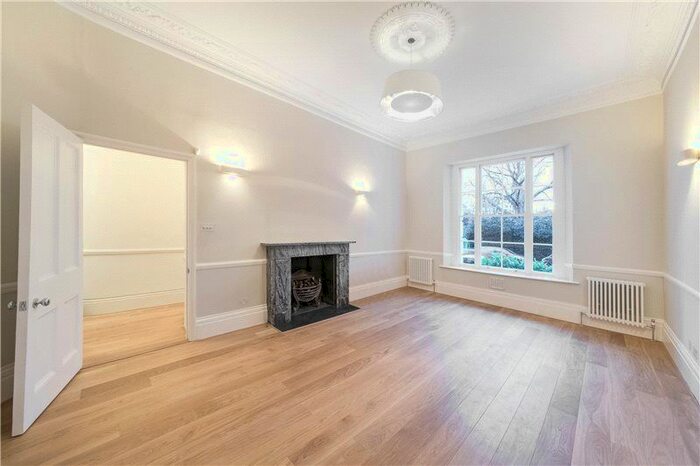 3 Bedroom Flat To Rent In Onslow Square, South Kensington, London, SW7