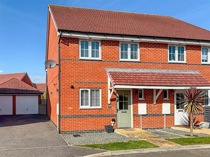 3 Bedroom Semi Detached House For Sale In Peachey Way, Littlehampton, BN17