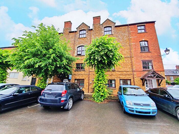2 Bedroom Flat To Rent In Wychway House, The Bullring, Deddington, Oxon, OX15