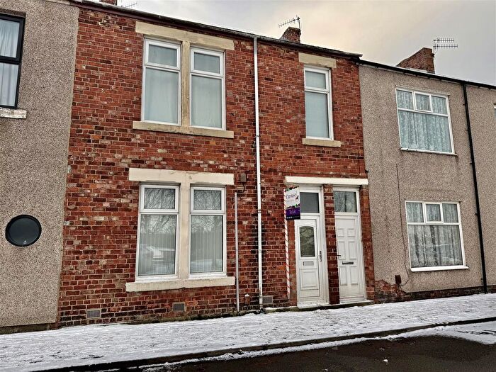 2 Bedroom Flat To Rent In Brack Terrace, Bill Quay, Gateshead, NE10