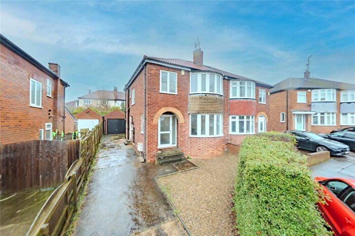 3 Bedroom Semi Detached House For Sale In Whinbrook Grove, Leeds, West Yorkshire, LS17