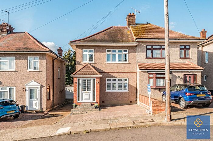 3 Bedroom Semi-Detached House For Sale In Ravenswood Close, Collier Row, RM5