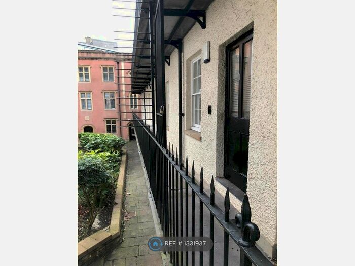 2 Bedroom Flat To Rent In Bartholowmew's Court, Bristol, BS1