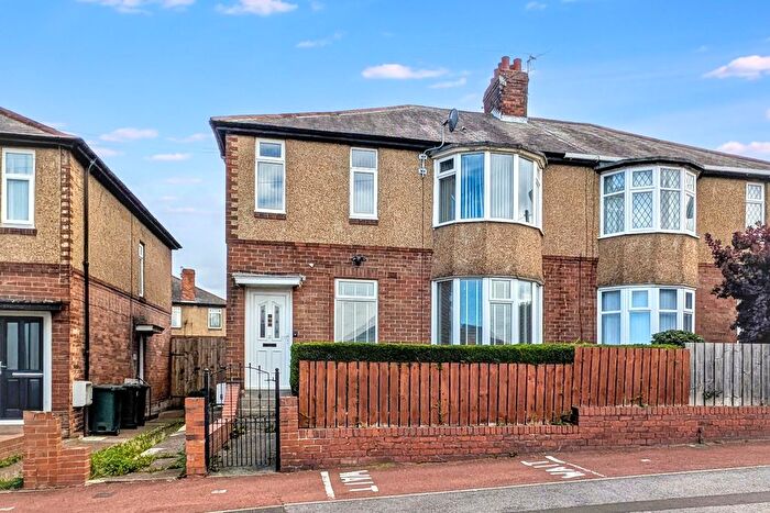3 Bedroom Flat For Sale In Whickham View, Newcastle Upon Tyne, NE15
