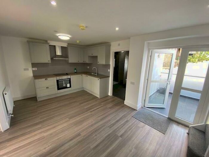 3 Bedroom Apartment To Rent In Crwys Place, Cardiff, CF24