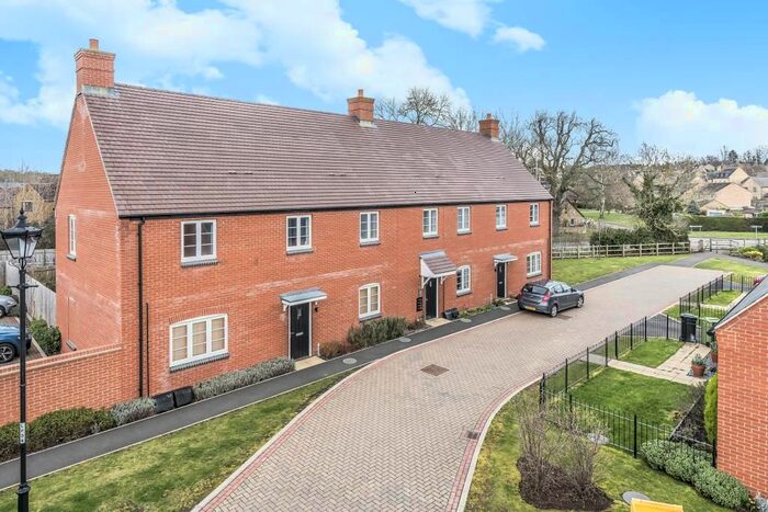 2 Bedroom Flat To Rent In Kings Sutton, Banbury, OX17