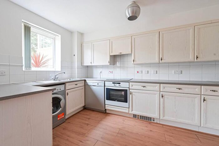 2 Bedroom Flat To Rent In Langbourne Place, Isle Of Dogs, London, E14
