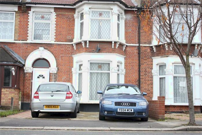 2 Bedroom Apartment To Rent In Wanstead Park, London, IG1