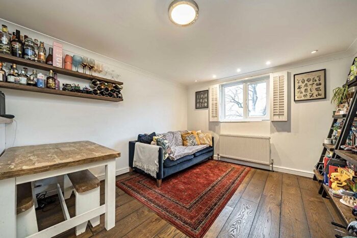 2 Bedroom Flat For Sale In Faversham Road, London, SE6