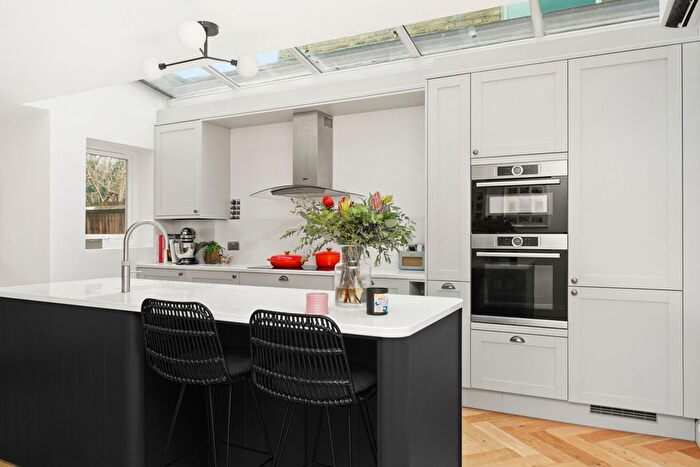 2 Bedroom Flat To Rent In Earlsfield Road, Earlsfield, SW18
