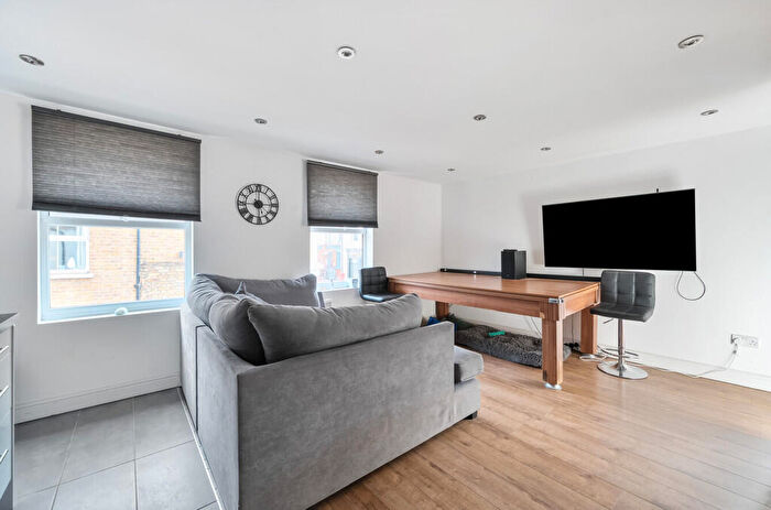 2 Bedroom Maisonette For Sale In West Street, Carshalton, SM5