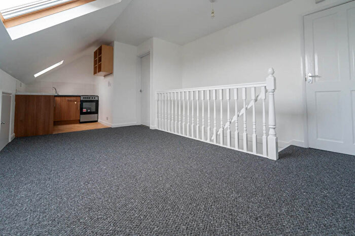 3 Bedroom Flat To Rent In Wesley Road, Leyton, E10