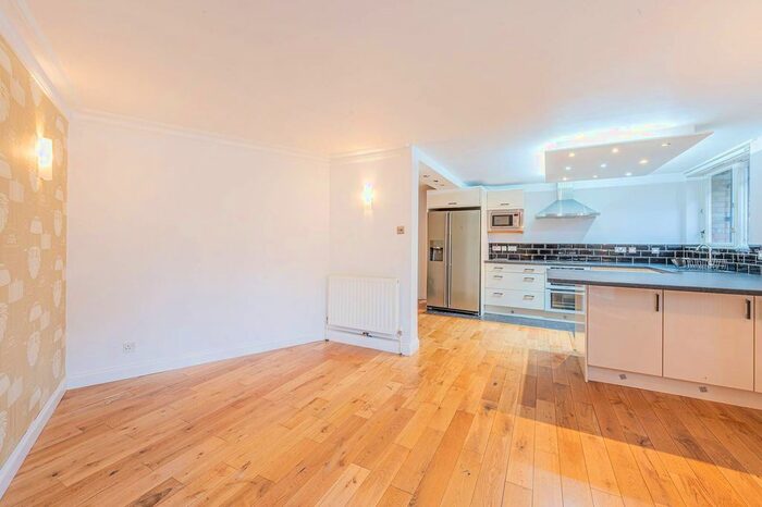 2 Bedroom Flat To Rent In Burr Close, Wapping, London, E1W