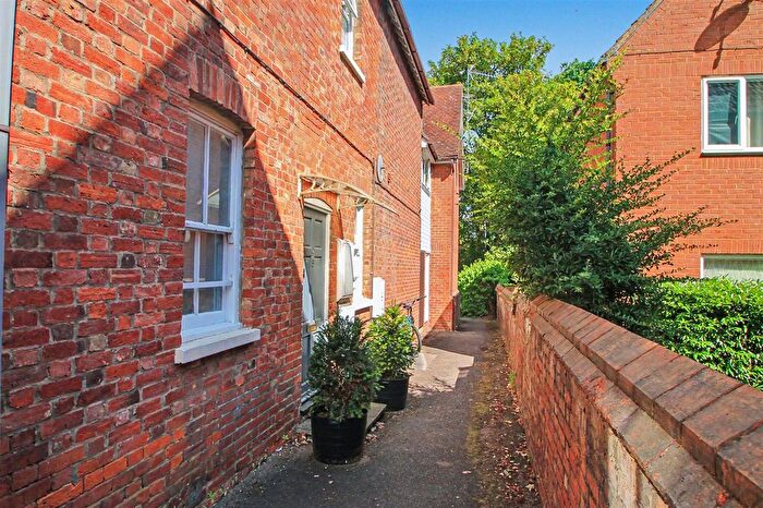2 Bedroom Flat For Sale In Kimbolton Avenue, Bedford, MK40