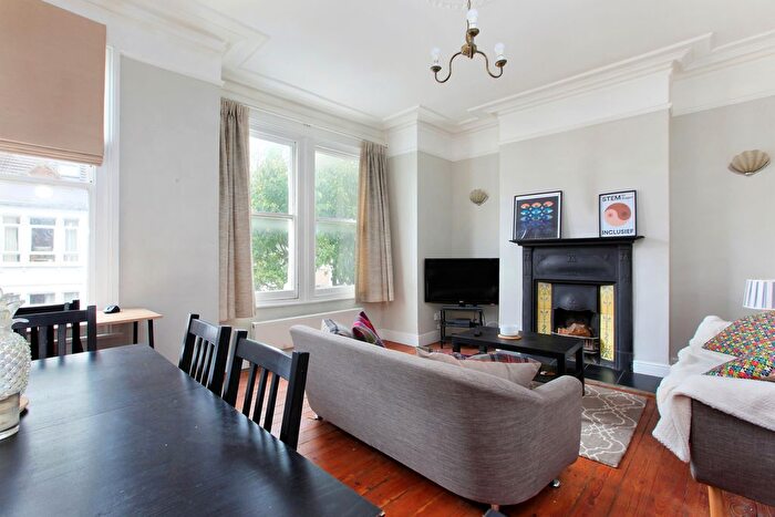 3 Bedroom Flat To Rent In Dagnan Road, Clapham South, SW12