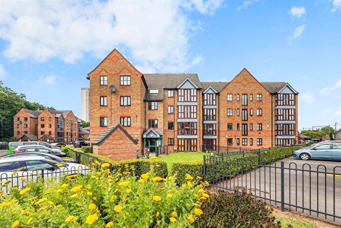 2 Bedroom Flat To Rent In Jensen House, Bow, E3