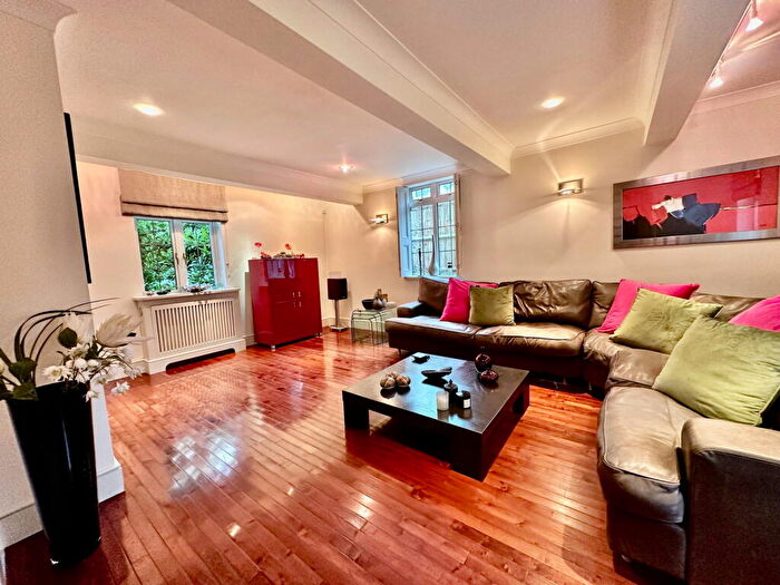 4 Bedroom Detached House For Sale In Glebe Lane, Barnet, EN5