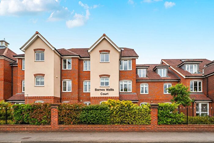 2 Bedroom Flat For Sale In Byfleet, Surrey, KT14
